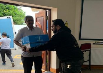 Masjid di Birmingham membagikan sembako