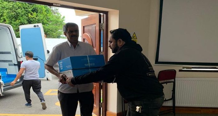 Masjid di Birmingham membagikan sembako