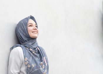 Inspirasi Gaya Hijab Dewi Sandra, Syari dan Bersahaja