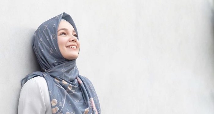 Inspirasi Gaya Hijab Dewi Sandra, Syari dan Bersahaja