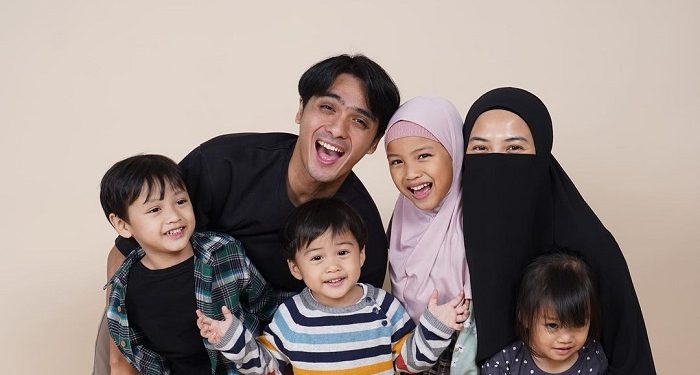 Mantap Berhijrah, 6 Potret Artis Makin Bahagia Bersama Pasangan