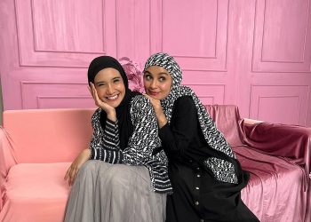 Potret Kompak Zaskia Sungkar dan Shireen Pakai Outfit Monokrom