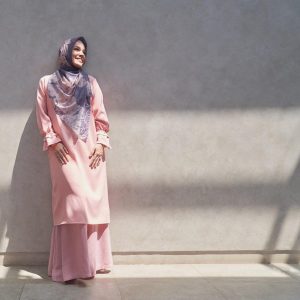 Inspirasi Gaya Hijab Dewi Sandra, Syari dan Bersahaja  