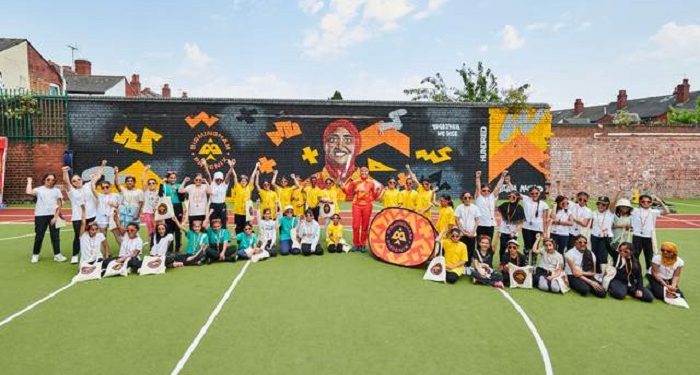 Pemain Kriket Berhijab Jadi Model Mural di Sekolah Birmingham