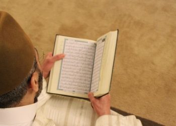 Hukum Imam Membaca Mushaf dalam Shalat