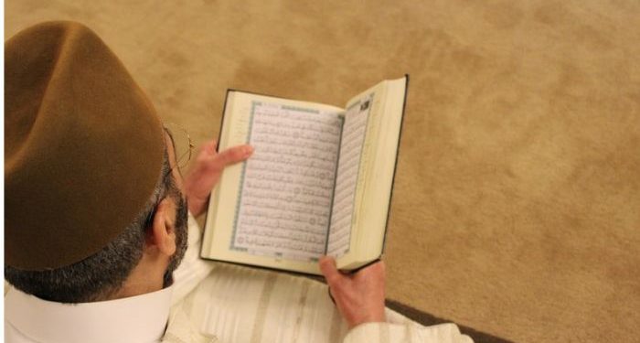 Hukum Imam Membaca Mushaf dalam Shalat
