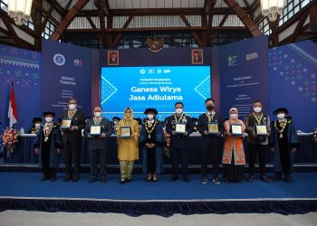Farmasi ITB Berikan Pernghargaan Ganesa Wirya Jasa Adiutama Kepada Yayasan Asal Korea