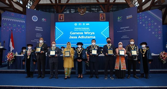 Farmasi ITB Berikan Pernghargaan Ganesa Wirya Jasa Adiutama Kepada Yayasan Asal Korea