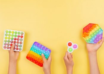 6 Manfaat Mainan Pop It untuk Tumbuh Kembang Anak