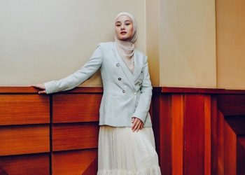 Tampil Feminin dan Elegan ala Dinda Hauw