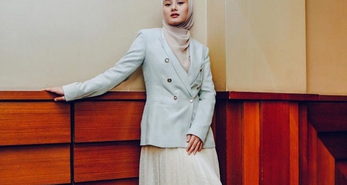 Tampil Feminin dan Elegan ala Dinda Hauw