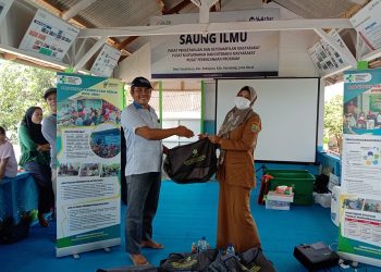 Dinas Kesehatan Karawang Bagikan APD Pertanian