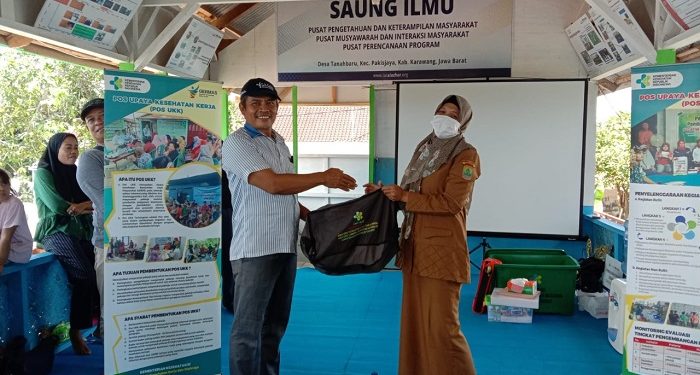 Dinas Kesehatan Karawang Bagikan APD Pertanian