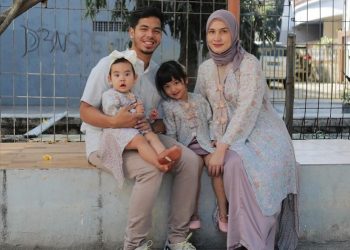 Outfit Kompak Keluarga Dwi Handa Saat Lebaran Idul Adha