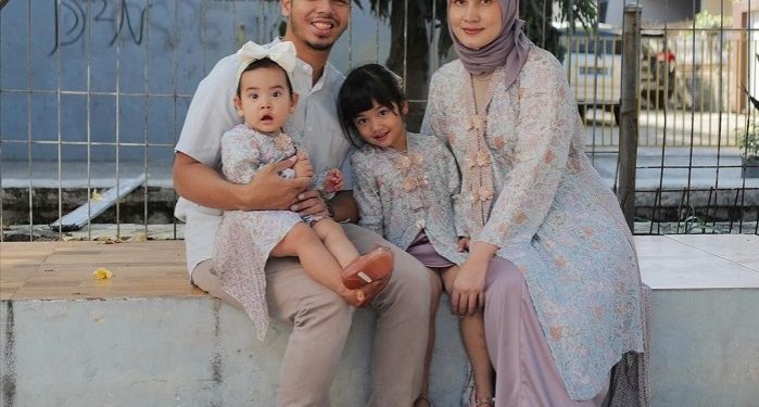 Outfit Kompak Keluarga Dwi Handa Saat Lebaran Idul Adha