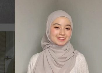 Tutorial Pashmina Instan Simpel, Lengkapi Tampilan Feminin Kamu!