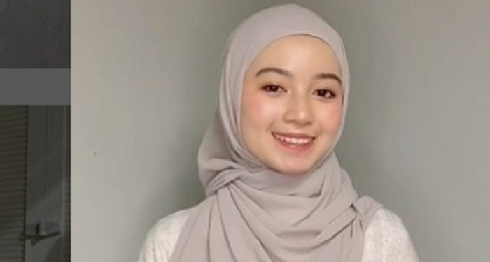 Tutorial Pashmina Instan Simpel, Lengkapi Tampilan Feminin Kamu!