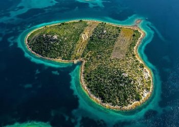 Pesona Indah Galesnjak, Pulau Unik Berbentuk Hati