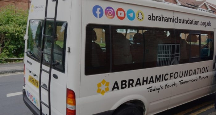 Pemilik Toko Muslim Birmingham Sumbangkan Minibus untuk Layani Kebutuhan Warga