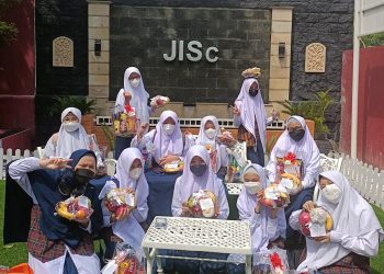 English Environment around the Islamic School