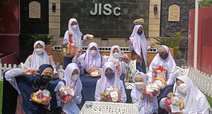 English Environment around the Islamic School