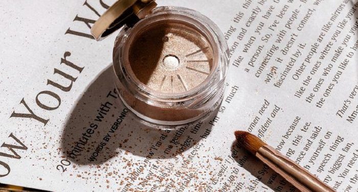 5 Cara Membuat Eyeliner dari Eye Shadow