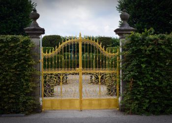 Para Wanita yang Mengantarkan Suaminya ke Gerbang Kemenangan