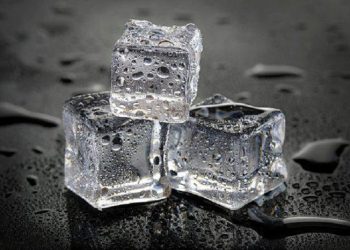 Cara Tepat Mengompres Wajah dengan Es Batu