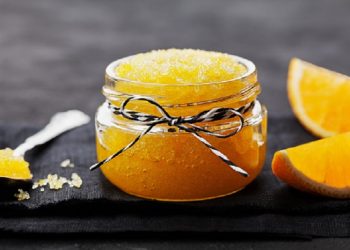 DIY Cerahkan Kulit Wajah dengan Scrub Gula Kristal