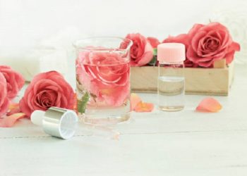 DIY Air Mawar untuk Atasi Masalah Jerawat