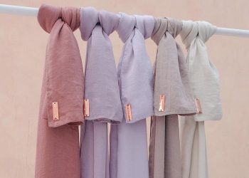 6 Warna Hijab yang Bikin Wajah Lebih Cerah