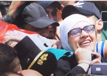 Ibu Ibrahim Nablusi menggendong jenazah putranya saat pemakamannya di kota Nablus.