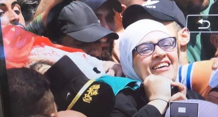 Ibu Ibrahim Nablusi menggendong jenazah putranya saat pemakamannya di kota Nablus.