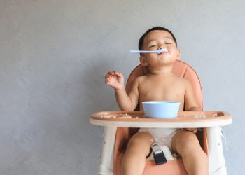 Cara Mengatasi Si Kecil yang Tidak Mau Makan Kecuali di Pangkuan Bunda