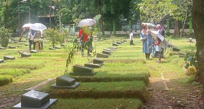 Kedudukan Hadis Membaca Yasin di Kuburan Orangtua