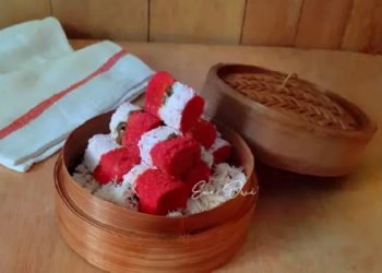 Membuat Kue Putu Merah Putih, Meriahkan Hari Kemerdekaan Bersama Keluarga
