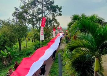 Warga Desa Binaan LAZ Al Azhar Bentangkan Bendera Merah Putih Ratusan Meter di Puncak Kelud