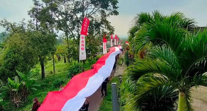 Warga Desa Binaan LAZ Al Azhar Bentangkan Bendera Merah Putih Ratusan Meter di Puncak Kelud
