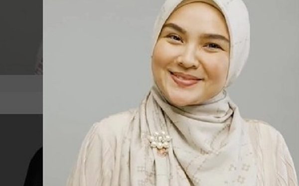 Tutorial Hijab Formal Menutup Dada ala Ria Miranda