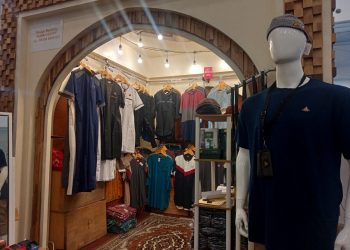 Koleksi Pakaian Pria Khas Timur Tengah Ini Bikin Penampilan Kasual dan Elegan