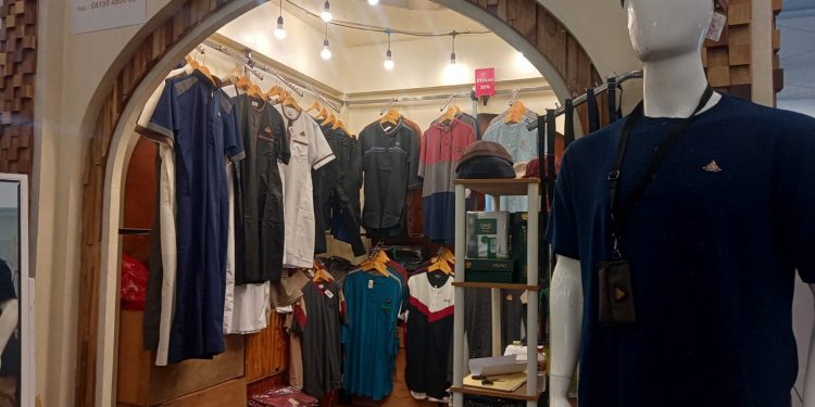 Koleksi Pakaian Pria Khas Timur Tengah Ini Bikin Penampilan Kasual dan Elegan