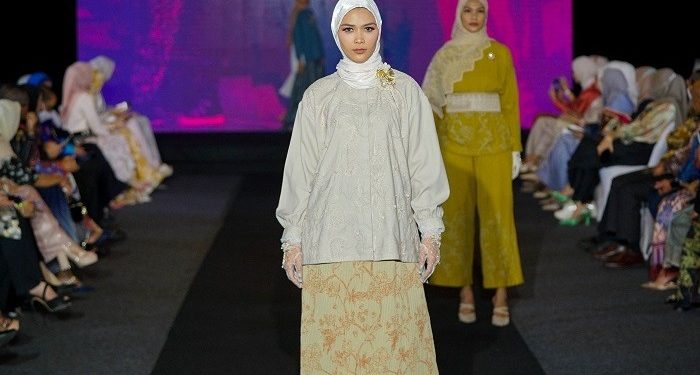Keindahan Ragam Busana pada Koleksi Ria Miranda di Jakarta Muslim Fashion Week 2022