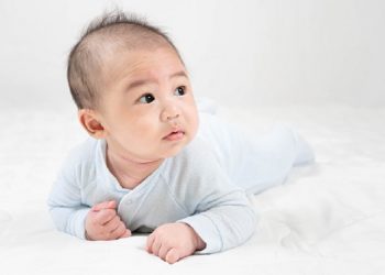 Cara Mengatasi Bayi yang Suka Menangis Saat Tummy Time