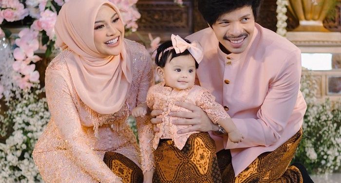 Momen Rayakan 7 Bulan Ameena, Atta dan Aurel Gelar Tedak Siten