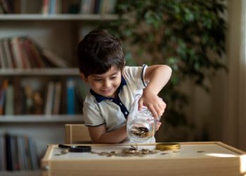 4 Tips Ajarkan Anak Bertanggung Jawab Soal Uang
