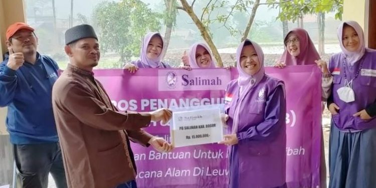 Salimah Kabupaten Bogor Beri Bantuan Korban Banjir Bandang Leuwiliang