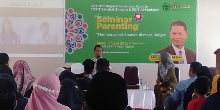 Seminar Parenting JSIT Wilayah NTT dan Komite SMPIT Sahabat Bintang dan SDIT Al Muttaqin