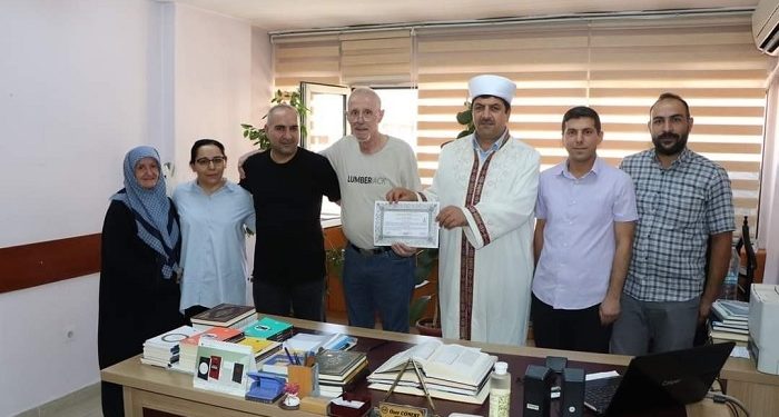 Pria Prancis Ini Masuk Islam Setelah Mengamati Kebaikan Tetangganya yang Muslim