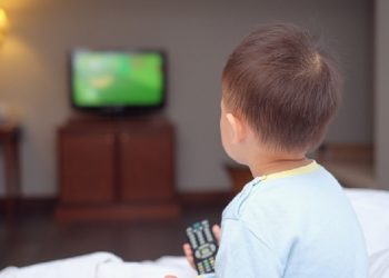 5 Dampak Buruk Menonton TV Bagi Balita