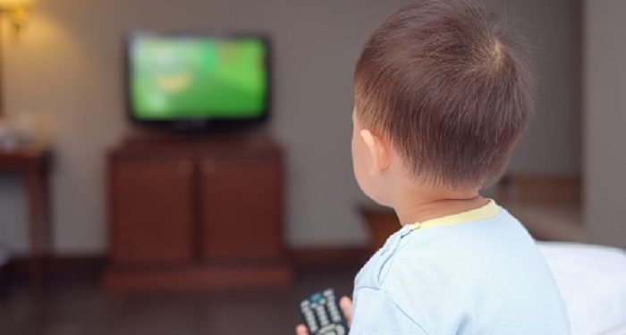 5 Dampak Buruk Menonton TV Bagi Balita
